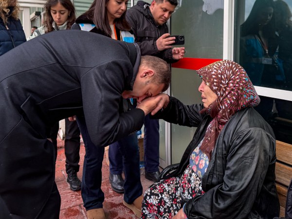Balıkesir’in Karesi ilçesine bağlı Kavaklı Mahallesi’nde yer alan bir mühimmat fabrikasında meydana gelen patlama sonrası ilk anda bölgeye giden Balıkesir Büyükşehir Belediye Başkanı Ahmet Akın, yaşanan süreci yakından takip ediyor. “Yaralarımızı birlikte saracağız” diyerek yaşanan acı olay sonrası açıklamalarda bulunan Akın, belediyenin tüm imkânlarını seferber etti.