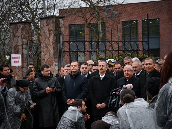 Balıkesir’in Karesi ilçesine bağlı Kavaklı Mahallesi’nde yer alan bir mühimmat fabrikasında meydana gelen patlama sonrası ilk anda bölgeye giden Balıkesir Büyükşehir Belediye Başkanı Ahmet Akın, yaşanan süreci yakından takip ediyor. “Yaralarımızı birlikte saracağız” diyerek yaşanan acı olay sonrası açıklamalarda bulunan Akın, belediyenin tüm imkânlarını seferber etti.