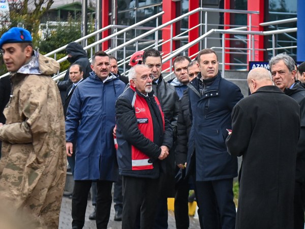 Balıkesir’in Karesi ilçesine bağlı Kavaklı Mahallesi’nde yer alan bir mühimmat fabrikasında meydana gelen patlama sonrası ilk anda bölgeye giden Balıkesir Büyükşehir Belediye Başkanı Ahmet Akın, yaşanan süreci yakından takip ediyor. “Yaralarımızı birlikte saracağız” diyerek yaşanan acı olay sonrası açıklamalarda bulunan Akın, belediyenin tüm imkânlarını seferber etti.