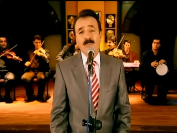 Ferdi Tayfur, Türk arabesk müziğinin en tanınmış isimlerinden biri olup, hem şarkıcı hem de besteci olarak Türk müzik tarihine damgasını vurmuştur. 15 Kasım 1945 tarihinde Adana’nın Hürriyet mahallesinde doğan sanatçı, yoksul bir ailede büyümüş ve küçük yaşlardan itibaren çalışarak ailesine destek olmuştur. Zorlu yaşam koşulları, onun müziğinde hüzün ve derin duyguların hakim olmasında önemli bir rol oynamıştır.