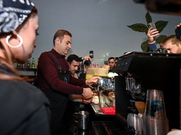 Balıkesir Büyükşehir Belediyesi bünyesinde yer alan On On Kafeler artık kendi baristalarını yetiştirecek. Çamlık On On Kafe’de açılan Barista Akademisi sayesinde gençlere de yeni bir istihdam alanı oluşturuldu. Barista Akademisi’nin açılışında konuşan Balıkesir Büyükşehir Belediye Başkanı Ahmet Akın, “Burada hem kendi baristalarımızı yetiştirecek hem de bu alanda kendini geliştirmek isteyen gençlere eğitimler vereceğiz” dedi.