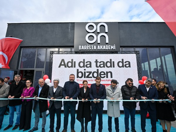 Balıkesir Büyükşehir Belediyesi bünyesinde yer alan On On Kafeler artık kendi baristalarını yetiştirecek. Çamlık On On Kafe’de açılan Barista Akademisi sayesinde gençlere de yeni bir istihdam alanı oluşturuldu. Barista Akademisi’nin açılışında konuşan Balıkesir Büyükşehir Belediye Başkanı Ahmet Akın, “Burada hem kendi baristalarımızı yetiştirecek hem de bu alanda kendini geliştirmek isteyen gençlere eğitimler vereceğiz” dedi.
