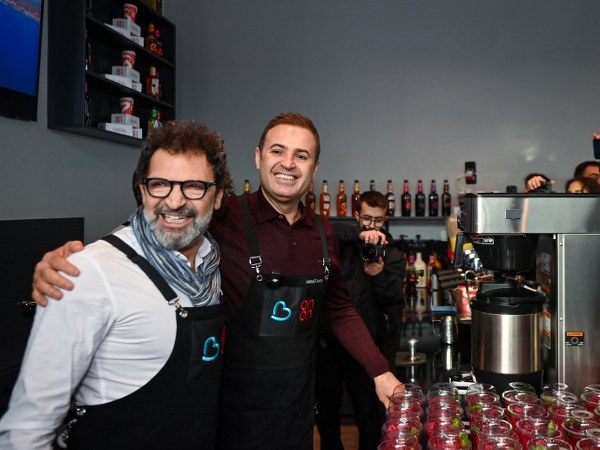 Balıkesir Büyükşehir Belediyesi bünyesinde yer alan On On Kafeler artık kendi baristalarını yetiştirecek. Çamlık On On Kafe’de açılan Barista Akademisi sayesinde gençlere de yeni bir istihdam alanı oluşturuldu. Barista Akademisi’nin açılışında konuşan Balıkesir Büyükşehir Belediye Başkanı Ahmet Akın, “Burada hem kendi baristalarımızı yetiştirecek hem de bu alanda kendini geliştirmek isteyen gençlere eğitimler vereceğiz” dedi.