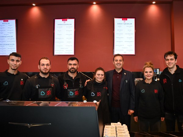 Balıkesir Büyükşehir Belediyesi bünyesinde yer alan On On Kafeler artık kendi baristalarını yetiştirecek. Çamlık On On Kafe’de açılan Barista Akademisi sayesinde gençlere de yeni bir istihdam alanı oluşturuldu. Barista Akademisi’nin açılışında konuşan Balıkesir Büyükşehir Belediye Başkanı Ahmet Akın, “Burada hem kendi baristalarımızı yetiştirecek hem de bu alanda kendini geliştirmek isteyen gençlere eğitimler vereceğiz” dedi.