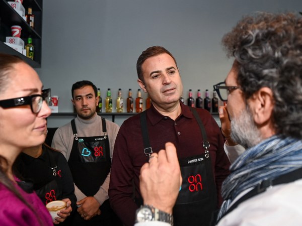 Balıkesir Büyükşehir Belediyesi bünyesinde yer alan On On Kafeler artık kendi baristalarını yetiştirecek. Çamlık On On Kafe’de açılan Barista Akademisi sayesinde gençlere de yeni bir istihdam alanı oluşturuldu. Barista Akademisi’nin açılışında konuşan Balıkesir Büyükşehir Belediye Başkanı Ahmet Akın, “Burada hem kendi baristalarımızı yetiştirecek hem de bu alanda kendini geliştirmek isteyen gençlere eğitimler vereceğiz” dedi.