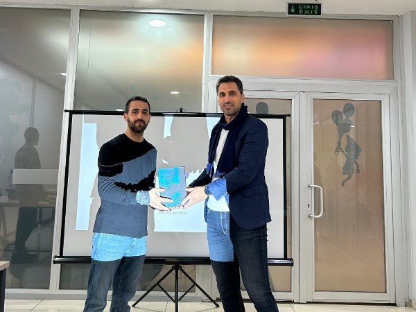 Balıkesirli gençlere yerli üretim teknolojilerin yararları ve kullanım alanları anlatıldı. Gençlik Merkezi öğrencileri Balıkesir Büyükşehir Belediyesi Gençlik ve Spor Hizmetleri Daire Başkanlığı tarafından Avlu Gençlik Merkezi’nde öğrencilere yönelik düzenlenen “Yerli Malı Yurdun Malı” etkinliğinde buluştu.
