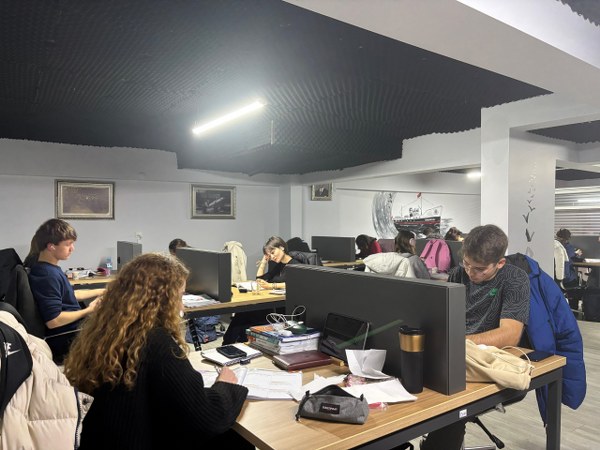 Balıkesir Büyükşehir Belediyesi tarafından yeniden işlevsel hale getirilen Bandırma Gençlik Merkezi, kısa sürede öğrencilerin vazgeçilmez adresi oldu. Uzun yıllar atıl durumda bırakılan merkez, Balıkesir Büyükşehir Belediye Başkanı Ahmet Akın’ın öncülüğünde hızlı bir şekilde yenilenerek Bandırma’ya kazandırıldı.