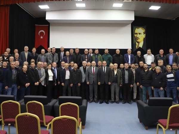 Gönen Belediye Başkanı İbrahim Palaz’ın ev sahipliğinde, ilçeye bağlı 101 mahalle muhtarıyla geniş kapsamlı bir toplantı yapıldı. Toplantıya, Muhtarlık İşleri Daire Başkanı Erkan Uzun, Güney Marmara Koordinatörü Murat Karakoyun, Yol Yapım, Bakım ve Onarım Daire Başkanı Alper Türkel, Güney Marmara Bölgesi BASKİ 3. Bölge Daire Başkanı Selçuk Koç ve Gönen Koordinatörü Bülent Birgül katıldı. Toplantıda, 2025 yılında mahallelerde gerçekleştirilecek projeler detaylı bir şekilde ele alındı.