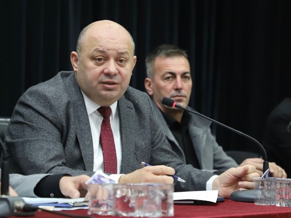 Gönen Belediye Başkanı İbrahim Palaz’ın ev sahipliğinde, ilçeye bağlı 101 mahalle muhtarıyla geniş kapsamlı bir toplantı yapıldı. Toplantıya, Muhtarlık İşleri Daire Başkanı Erkan Uzun, Güney Marmara Koordinatörü Murat Karakoyun, Yol Yapım, Bakım ve Onarım Daire Başkanı Alper Türkel, Güney Marmara Bölgesi BASKİ 3. Bölge Daire Başkanı Selçuk Koç ve Gönen Koordinatörü Bülent Birgül katıldı. Toplantıda, 2025 yılında mahallelerde gerçekleştirilecek projeler detaylı bir şekilde ele alındı.
