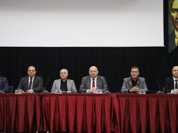 Gönen Belediye Başkanı İbrahim Palaz’ın ev sahipliğinde, ilçeye bağlı 101 mahalle muhtarıyla geniş kapsamlı bir toplantı yapıldı. Toplantıya, Muhtarlık İşleri Daire Başkanı Erkan Uzun, Güney Marmara Koordinatörü Murat Karakoyun, Yol Yapım, Bakım ve Onarım Daire Başkanı Alper Türkel, Güney Marmara Bölgesi BASKİ 3. Bölge Daire Başkanı Selçuk Koç ve Gönen Koordinatörü Bülent Birgül katıldı. Toplantıda, 2025 yılında mahallelerde gerçekleştirilecek projeler detaylı bir şekilde ele alındı.