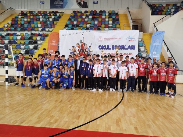 Susurluk İmam Hatip Ortaokulu, Balıkesir'de gerçekleştirilen volyebol şampiyonasında il şampiyonu olarak ilçeye döndü.
