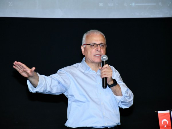 “Cumhuriyet Söyleşileri-2” programı kapsamında Balıkesir’e gelen gazeteci-yazar ve Tele1 Televizyonu Genel Yayın Yönetmeni Merdan Yanardağ, Salih Tozan Kültür Merkezi’nde “Laiklik ve Cumhuriyet” söyleşisini gerçekleştirdi. Halkın yoğun ilgi gösterdiği söyleşide konuşan usta gazeteci, “Cumhuriyeti birlikte yaşatacağız” diyerek laikliğin önemine değindi.