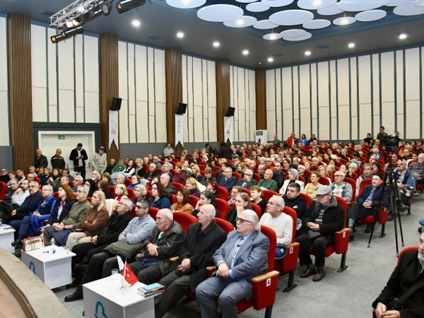 “Cumhuriyet Söyleşileri-2” programı kapsamında Balıkesir’e gelen gazeteci-yazar ve Tele1 Televizyonu Genel Yayın Yönetmeni Merdan Yanardağ, Salih Tozan Kültür Merkezi’nde “Laiklik ve Cumhuriyet” söyleşisini gerçekleştirdi. Halkın yoğun ilgi gösterdiği söyleşide konuşan usta gazeteci, “Cumhuriyeti birlikte yaşatacağız” diyerek laikliğin önemine değindi.