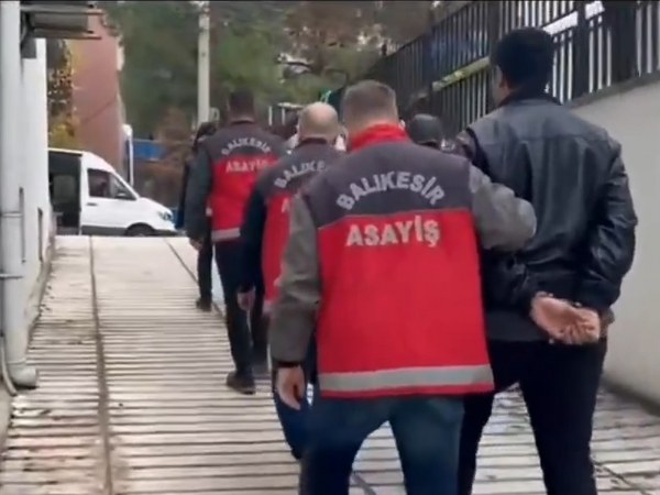 Erdek ilçesinden çaldıkları otomobil karşılığında fidye isteyen şahıslar tutuklanarak ceza evine gönderildi.