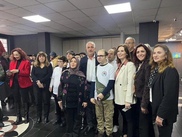 Balıkesir Büyükşehir Belediyesi Bandırma BALMEK bünyesinde kurs gören özel gereksinimli bireyler ve ailelerinin eserlerinden oluşan “Engelsizim” adlı resim sergisinin açılışı 3 Aralık Dünya Engelliler Günü’nde gerçekleştirildi.