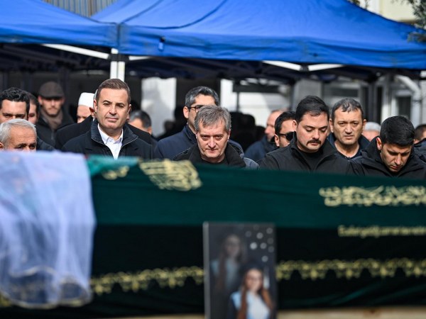 Balıkesir’in Karesi ilçesi kırsal Kavaklı Mahallesi’nde bulunan mühimmat fabrikasında meydana gelen patlamada hayatını kaybeden işçiler, son yolculuğuna uğurlandı.