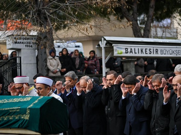 Balıkesir’in Karesi ilçesi kırsal Kavaklı Mahallesi’nde bulunan mühimmat fabrikasında meydana gelen patlamada hayatını kaybeden işçiler, son yolculuğuna uğurlandı.