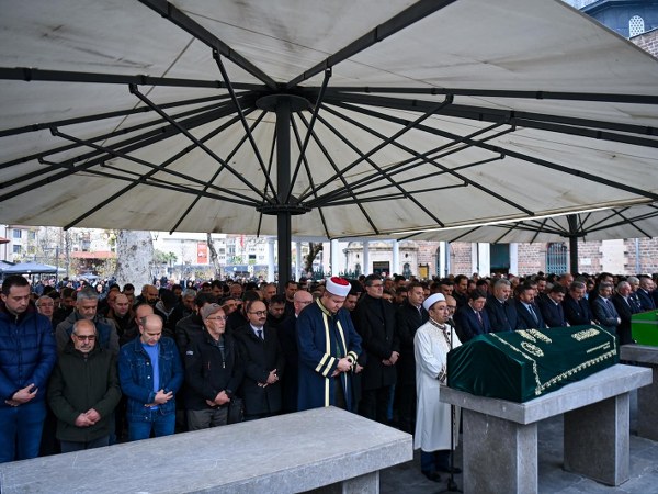 Balıkesir’in Karesi ilçesi kırsal Kavaklı Mahallesi’nde bulunan mühimmat fabrikasında meydana gelen patlamada hayatını kaybeden işçiler, son yolculuğuna uğurlandı.