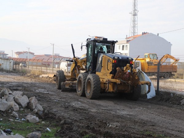 Gönen Küçük Sanayi Sitesi’nde kot farkı hesaplamalarının ardından, Balıkesir Büyükşehir Belediyesi tarafından yol düzenleme çalışmaları başlatıldı. Büyükşehir Belediyesi’nin koordinasyonunda yürütülen bu çalışmalarla, sanayi esnafının uzun süredir yaşadığı sorunların giderilmesi amaçlanıyor.