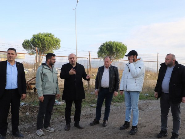 Gönen Küçük Sanayi Sitesi’nde kot farkı hesaplamalarının ardından, Balıkesir Büyükşehir Belediyesi tarafından yol düzenleme çalışmaları başlatıldı. Büyükşehir Belediyesi’nin koordinasyonunda yürütülen bu çalışmalarla, sanayi esnafının uzun süredir yaşadığı sorunların giderilmesi amaçlanıyor.