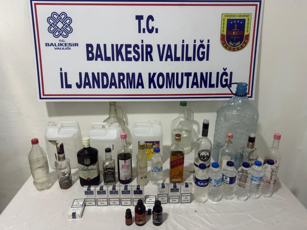 Susurluk'ta kaçak alkol ürettikleri tespit edilen şahıslara yönelik olarak gerçekleştirilen operasyonda iki kişi yakalandı.