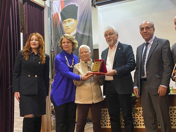 Atatürkçü Düşünce Derneği (ADD) Gençlik Kolları tarafından gerçekleştirilen etkinlikte Yazar Ulviye Akcoş, Santral Kültür Merkezi’nde söyleşi ve imza etkinliği gerçekleştirdi.