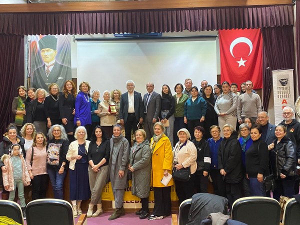 Atatürkçü Düşünce Derneği (ADD) Gençlik Kolları tarafından gerçekleştirilen etkinlikte Yazar Ulviye Akcoş, Santral Kültür Merkezi’nde söyleşi ve imza etkinliği gerçekleştirdi.