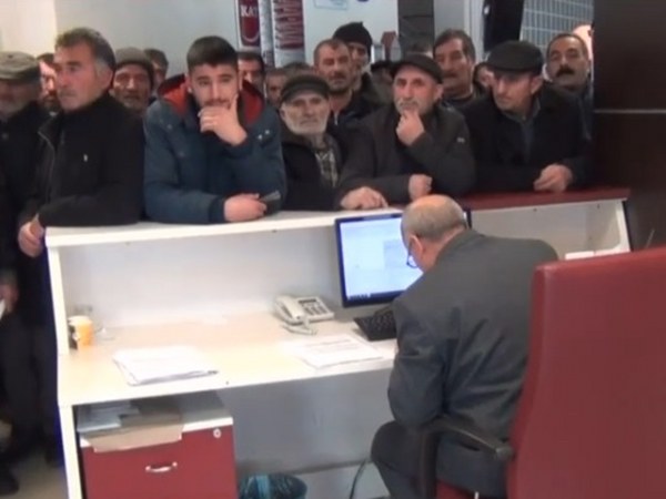 2025 yılında Türkiye'deki emekli maaşlarına ilişkin zam oranları, enflasyon verileri ve toplu sözleşme hükümleri doğrultusunda belirlenmektedir. Türkiye İstatistik Kurumu'nun (TÜİK) açıkladığı enflasyon verileri, özellikle SSK ve Bağ-Kur emeklilerinin maaş artışlarında kritik bir rol oynamaktadır.
