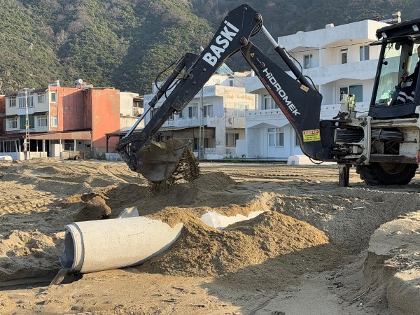 Balıkesir Büyükşehir Belediyesi’ne bağlı BASKİ ekipleri, Erdek ilçesi Ormanlı Mahallesi’nde 6 yıldır vatandaşları mağdur eden taşkın sorununa 150 metrelik yağmur suyu hattı çalışmasıyla 5 günde kalıcı çözüm sundu.