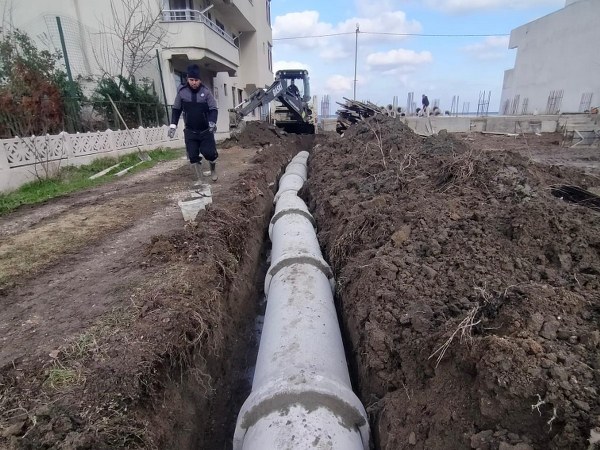 Balıkesir Büyükşehir Belediyesi’ne bağlı BASKİ ekipleri, Erdek ilçesi Ormanlı Mahallesi’nde 6 yıldır vatandaşları mağdur eden taşkın sorununa 150 metrelik yağmur suyu hattı çalışmasıyla 5 günde kalıcı çözüm sundu.