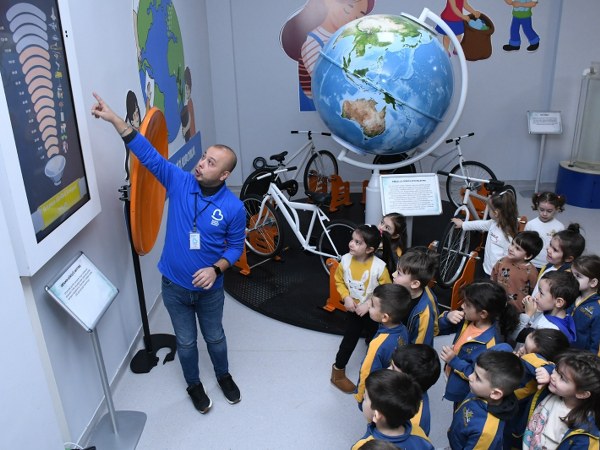 Balıkesir Büyükşehir Belediyesi tarafından çevreye duyarlı nesillerin yetişmesine katkı sunmak amacıyla hayata geçirilen Çevre Eğitim ve Bilim Merkezi, minik öğrencileri ağırladı. Geri dönüşüm, sürdürülebilir çevre, doğal olaylar, statik enerjinin oluşumu ve doğa insan ilişkisinin ele alındığı eğitimlere 30 öğrenci katıldı.