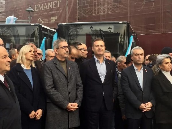 Balıkesir Büyükşehir Belediye Başkanı Ahmet Akın’ın öncülüğünde, şehir içi ulaşımı hızlandıracak ve modernize edecek yeni toplu taşıma otobüsleri düzenlenen törenle tanıtıldı. CHP Balıkesir İl Başkanı Erden Köybaşı, bu yatırımı Balıkesir’in geleceği için atılmış önemli bir adım olarak değerlendirdi.