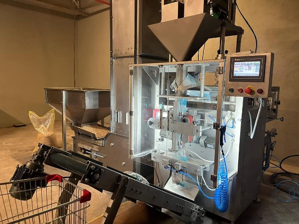Bandırma Belediyesi, Sosyal Marketine kazandırdığı kuru gıda paketleme makinesi ile hizmetin sürdürülmesini artırdı. Bu yenilik, hem maliyet tasarrufu sağlayan hem de ihtiyaç sahiplerine yardımları daha hızlı ulaştırıyor.