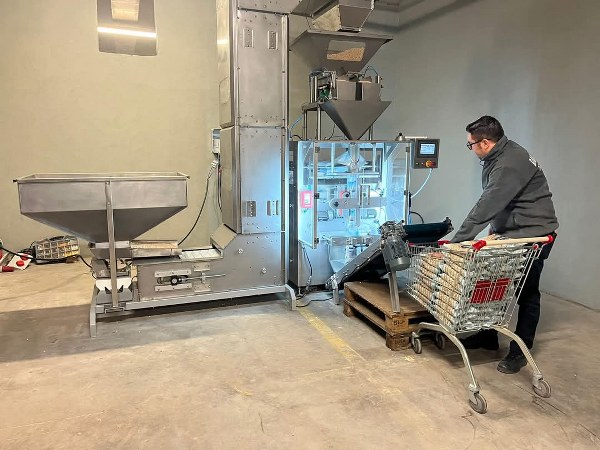 Bandırma Belediyesi, Sosyal Marketine kazandırdığı kuru gıda paketleme makinesi ile hizmetin sürdürülmesini artırdı. Bu yenilik, hem maliyet tasarrufu sağlayan hem de ihtiyaç sahiplerine yardımları daha hızlı ulaştırıyor.