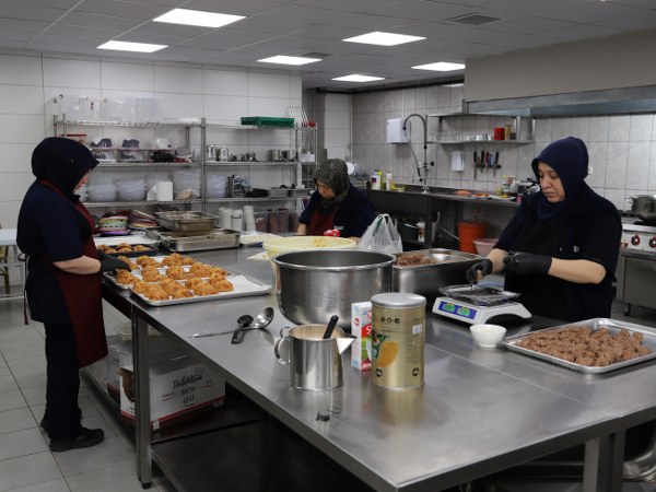 Bandırma'da Yeni İmalathanede Kadın Emeğiyle Lezzetler Hazırlanıyor