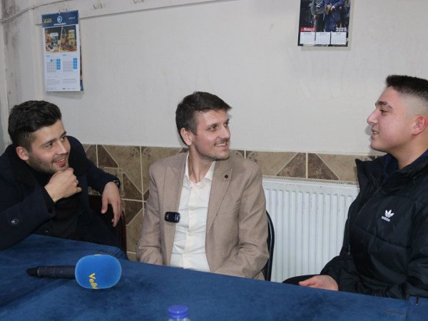 Bandırma ilçesine bağlı Edincik Mahallesi’nde geçtiğimiz günlerde zeytin üreticileri, bölgelerinin en önemli ekonomik ve kültürel değerlerinden biri olan Edincik zeytinlerinin geleceğini tartışmak üzere bir araya geldi. Toplantıya Edincik Su Tipi Zeytini Yaşatma Derneği ev sahipliği yaptı. Üreticilerin taleplerini gündeme taşımayı hedefleyen etkinlikte, sulama sistemlerinin bölgedeki zeytin üretimine sağlayacağı katkılar ön plana çıktı.