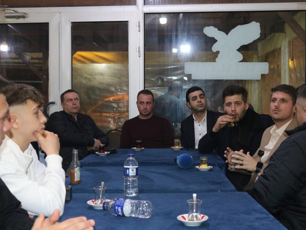 Bandırma ilçesine bağlı Edincik Mahallesi’nde geçtiğimiz günlerde zeytin üreticileri, bölgelerinin en önemli ekonomik ve kültürel değerlerinden biri olan Edincik zeytinlerinin geleceğini tartışmak üzere bir araya geldi. Toplantıya Edincik Su Tipi Zeytini Yaşatma Derneği ev sahipliği yaptı. Üreticilerin taleplerini gündeme taşımayı hedefleyen etkinlikte, sulama sistemlerinin bölgedeki zeytin üretimine sağlayacağı katkılar ön plana çıktı.