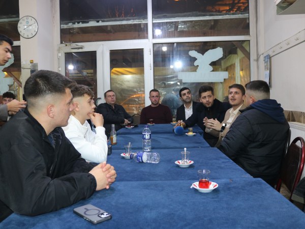Bandırma ilçesine bağlı Edincik Mahallesi’nde geçtiğimiz günlerde zeytin üreticileri, bölgelerinin en önemli ekonomik ve kültürel değerlerinden biri olan Edincik zeytinlerinin geleceğini tartışmak üzere bir araya geldi. Toplantıya Edincik Su Tipi Zeytini Yaşatma Derneği ev sahipliği yaptı. Üreticilerin taleplerini gündeme taşımayı hedefleyen etkinlikte, sulama sistemlerinin bölgedeki zeytin üretimine sağlayacağı katkılar ön plana çıktı.