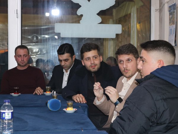 Bandırma ilçesine bağlı Edincik Mahallesi’nde geçtiğimiz günlerde zeytin üreticileri, bölgelerinin en önemli ekonomik ve kültürel değerlerinden biri olan Edincik zeytinlerinin geleceğini tartışmak üzere bir araya geldi. Toplantıya Edincik Su Tipi Zeytini Yaşatma Derneği ev sahipliği yaptı. Üreticilerin taleplerini gündeme taşımayı hedefleyen etkinlikte, sulama sistemlerinin bölgedeki zeytin üretimine sağlayacağı katkılar ön plana çıktı.