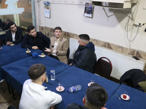 Bandırma ilçesine bağlı Edincik Mahallesi’nde geçtiğimiz günlerde zeytin üreticileri, bölgelerinin en önemli ekonomik ve kültürel değerlerinden biri olan Edincik zeytinlerinin geleceğini tartışmak üzere bir araya geldi. Toplantıya Edincik Su Tipi Zeytini Yaşatma Derneği ev sahipliği yaptı. Üreticilerin taleplerini gündeme taşımayı hedefleyen etkinlikte, sulama sistemlerinin bölgedeki zeytin üretimine sağlayacağı katkılar ön plana çıktı.