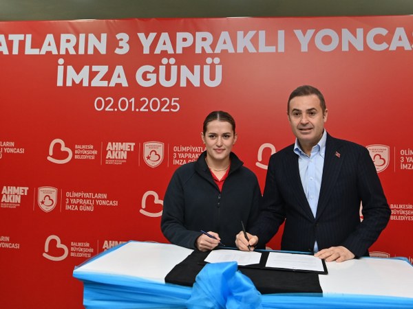 Olimpiyatların 3 yapraklı yoncaları Balıkesir Büyükşehir Belediyespor’da ter dökecek. Balıkesir Büyükşehir Belediye Başkanı Ahmet Akın, Milli Güreşçi Yasemin Adar Yiğit, Milli Boksör Esra Yıldız Kahraman’la sözleşme yenilediklerini açıklarken Milli Taekwondocu Nafia Kuş Aydın’ı da kadrosuna dahil ettiklerini söyledi. Akın, “Bu sözleşme ile Türkiye’de 3 farklı branşta olimpiyat madalyası bulunan tek kulüp ve belediye olacağız.”dedi.