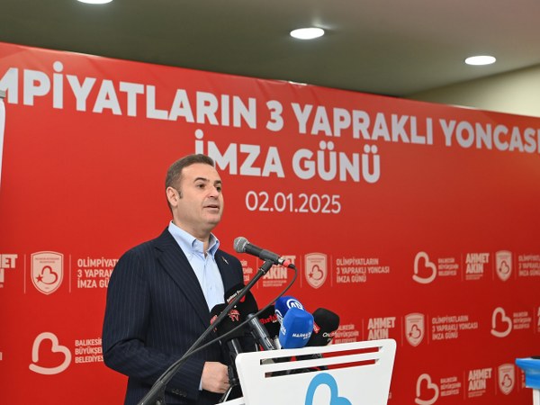 Olimpiyatların 3 yapraklı yoncaları Balıkesir Büyükşehir Belediyespor’da ter dökecek. Balıkesir Büyükşehir Belediye Başkanı Ahmet Akın, Milli Güreşçi Yasemin Adar Yiğit, Milli Boksör Esra Yıldız Kahraman’la sözleşme yenilediklerini açıklarken Milli Taekwondocu Nafia Kuş Aydın’ı da kadrosuna dahil ettiklerini söyledi. Akın, “Bu sözleşme ile Türkiye’de 3 farklı branşta olimpiyat madalyası bulunan tek kulüp ve belediye olacağız.”dedi.