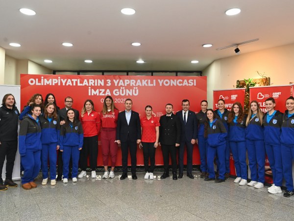 Olimpiyatların 3 yapraklı yoncaları Balıkesir Büyükşehir Belediyespor’da ter dökecek. Balıkesir Büyükşehir Belediye Başkanı Ahmet Akın, Milli Güreşçi Yasemin Adar Yiğit, Milli Boksör Esra Yıldız Kahraman’la sözleşme yenilediklerini açıklarken Milli Taekwondocu Nafia Kuş Aydın’ı da kadrosuna dahil ettiklerini söyledi. Akın, “Bu sözleşme ile Türkiye’de 3 farklı branşta olimpiyat madalyası bulunan tek kulüp ve belediye olacağız.”dedi.