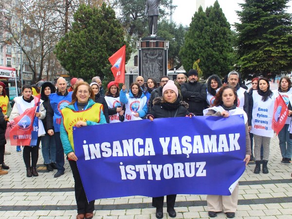 Eğitim-İş Susurluk Temsilcisi Özgür Eyuboğlu, maaş zammı protestosu kapsamında düzenlenen iş bırakma eyleminde, memurların ekonomik yardımları dile getirildi. Enflasyona karşı ezilen maaşlar için en az %100 zam talep edildi.