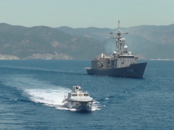 Türkiye, Karadeniz, Ege ve Akdeniz'de eş zamanlı olarak gerçekleştirilecek "Mavi Vatan 2025" tatbikatına 87 gemi, 7 denizaltı, 28 SİHA/İHA ve yerli-milli sistemlerle donatılmış 20 bin personelle katılacak. Yunanistan basını, tatbikatı dikkatle takip ederken, bu gelişmeyi "tahrik edici" olarak nitelendirdi.