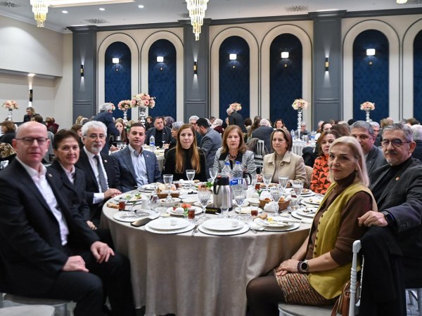 Balıkesir Büyükşehir Belediye Başkanı Ahmet Akın, Yeni Kuşak Köy Enstitülüler Derneği Balıkesir Şubesi’nin 21.yıl dönümü münasebetiyle düzenlenen programa katıldı. Başkan Akın, “Köy Enstitüleri, eğitim seferberliğinin bir parçasıdır. Bizler, dün yarım kalan Anadolu Aydınlanmasının bugünkü temsilcileriyiz. Bu aydınlanmanın tamamlanması için beraber kol kola, omuz omuza çalışmaya devam edeceğiz” dedi.