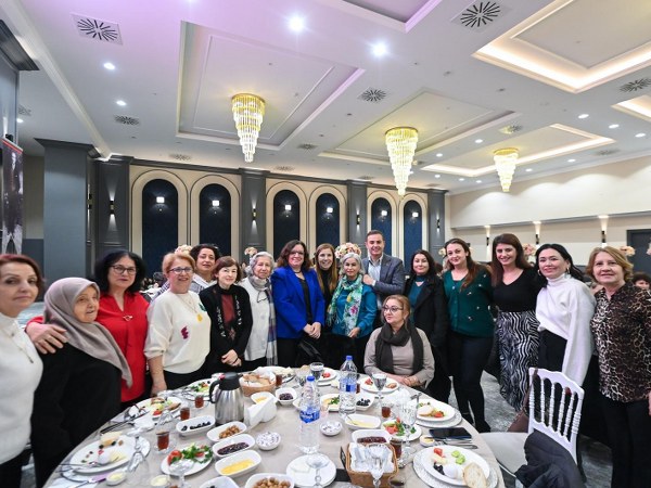 Balıkesir Büyükşehir Belediye Başkanı Ahmet Akın, Yeni Kuşak Köy Enstitülüler Derneği Balıkesir Şubesi’nin 21.yıl dönümü münasebetiyle düzenlenen programa katıldı. Başkan Akın, “Köy Enstitüleri, eğitim seferberliğinin bir parçasıdır. Bizler, dün yarım kalan Anadolu Aydınlanmasının bugünkü temsilcileriyiz. Bu aydınlanmanın tamamlanması için beraber kol kola, omuz omuza çalışmaya devam edeceğiz” dedi.