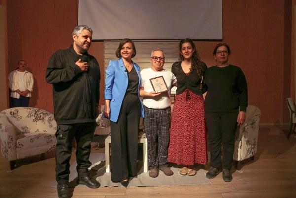 Ayvalık Belediye Tiyatrosu, Karabağlar’da Büyük Beğeni Topladı!