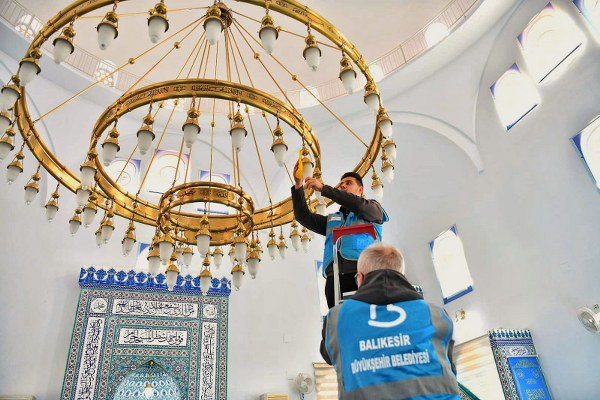 Balıkesir Büyükşehir Belediyesi, Ramazan Ayına sayılı günler kala tüm camilerde detaylı temizlik çalışmalarını sürdürüyor. İlaçlama ve dezenfeksiyon çalışmalarına hız veren belediye ekiplerinin bu hizmeti cami cemaati tarafından da memnuniyetle karşılandı.