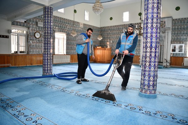Balıkesir Büyükşehir Belediyesi, Ramazan Ayına sayılı günler kala tüm camilerde detaylı temizlik çalışmalarını sürdürüyor. İlaçlama ve dezenfeksiyon çalışmalarına hız veren belediye ekiplerinin bu hizmeti cami cemaati tarafından da memnuniyetle karşılandı.